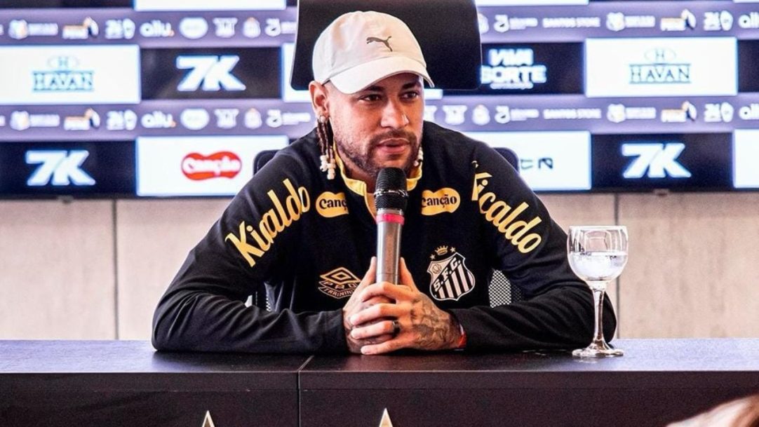 Neymar se apresenta em treino com elenco do Santos