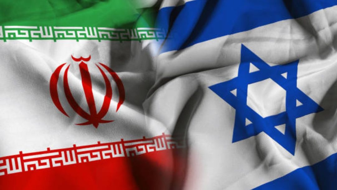 Israel lança mísseis contra base militar iraniana