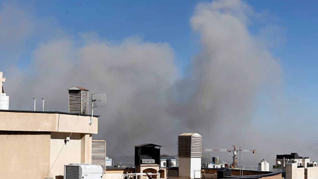 Fumaça toma conta do céu de Teerã após ataques israelenses | Reprodução/Str./dpa/Getty Images Embed