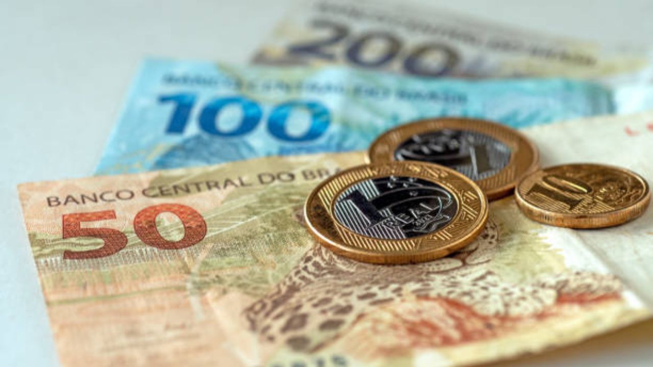 Notas de dinheiro | Reprodução/Priscila Zambotto/Getty Images Embed
