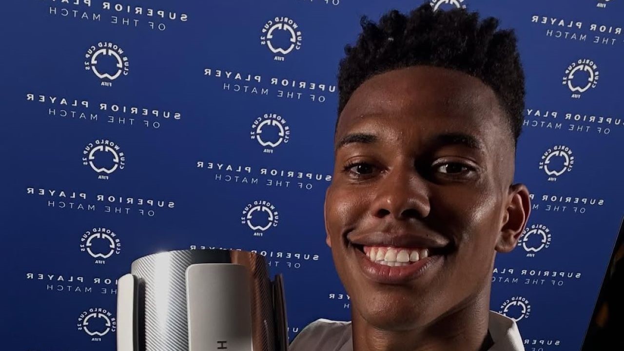 Estevão posando para foto após partida | Reprodução / Instagram / @estevaowilian_