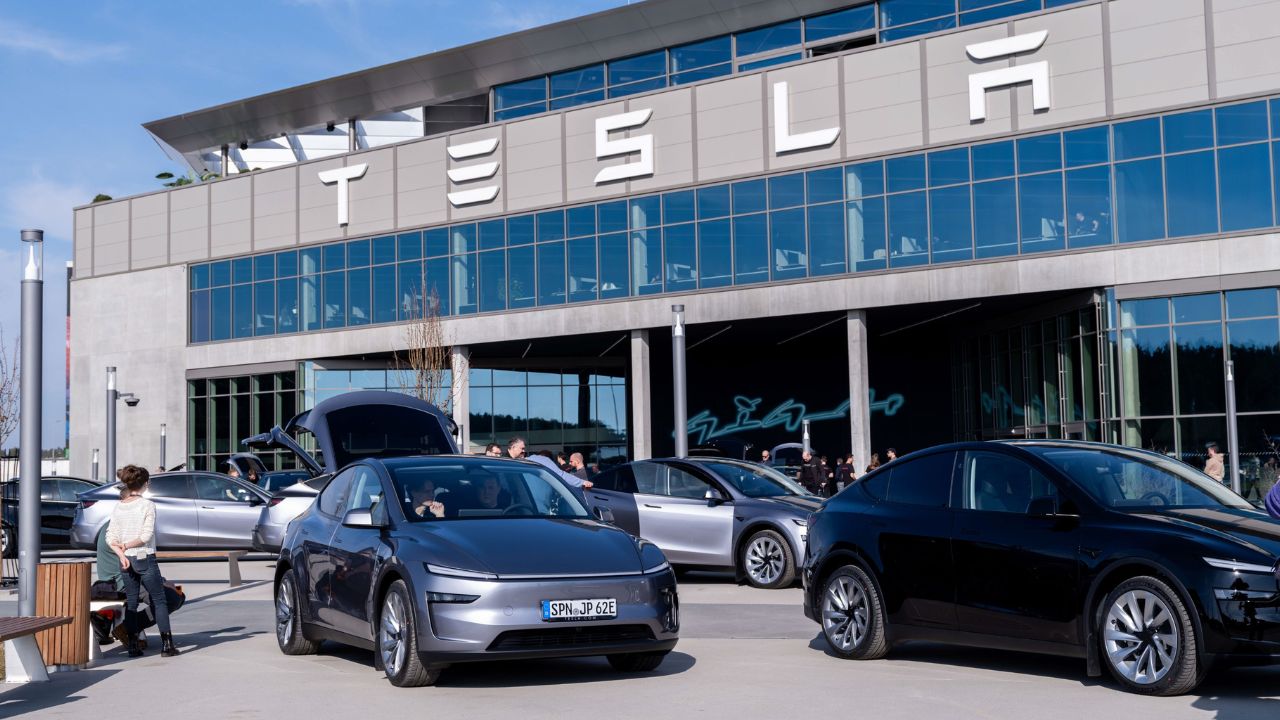 Fachada de uma das lojas da Tesla | Reprodução/X/@Tesla