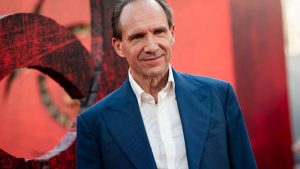 Ralph Fiennes comenta sobre seu personagem em “Amanhecer na Colheita”