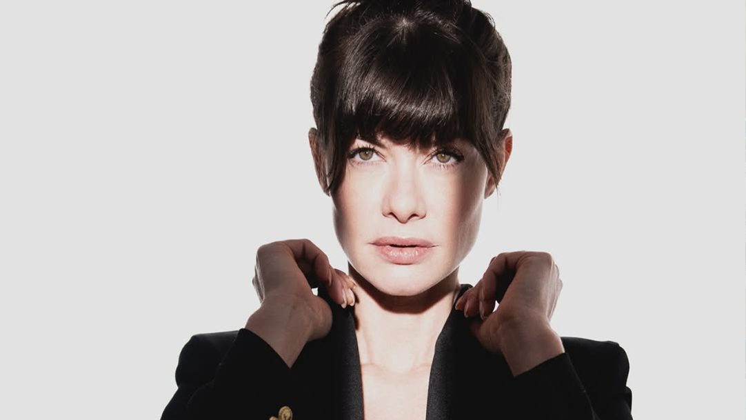 Discreta, Alinne Moraes prioriza família e fala sobre rotina fora dos holofotes