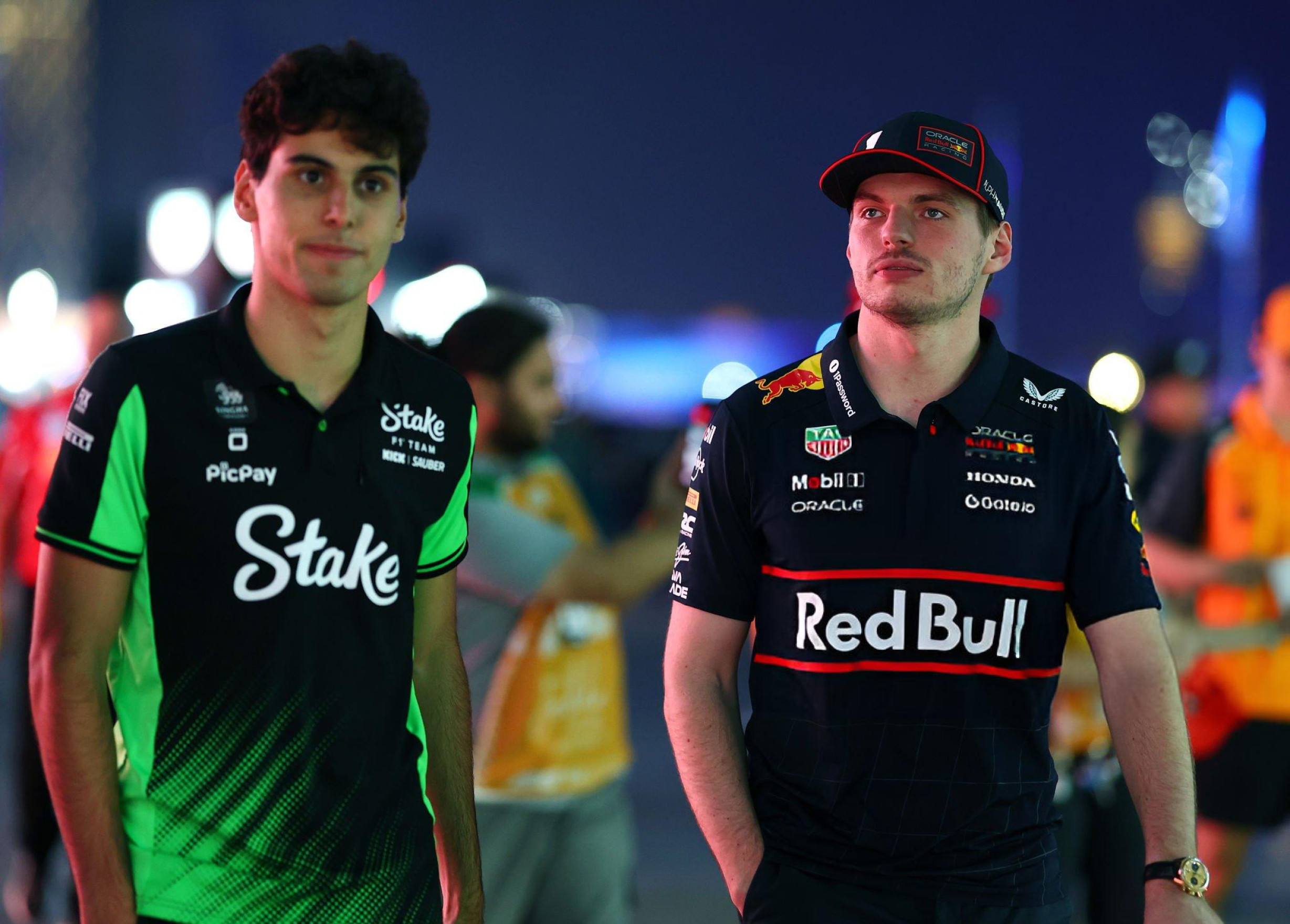 Gabriel Bortoleto e Max Verstappen I Reprodução/SamBloxham/GettyImagesEmbed