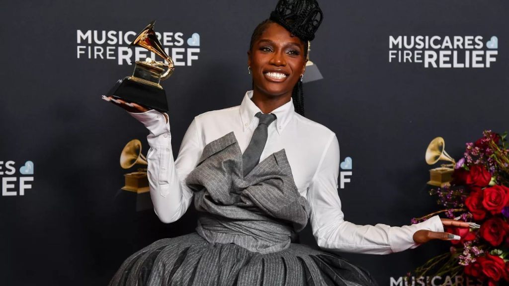 Doechii recebe seu troféu Grammy definitivo