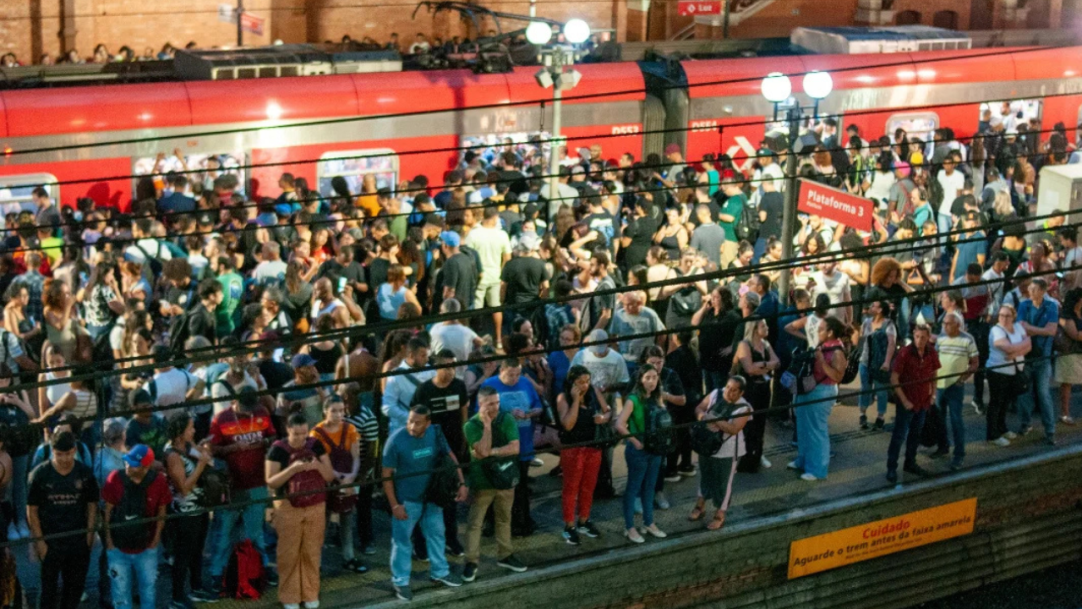 Trem da Linha 11-Coral da CPTM descarrilha e causa transtornos aos passageiros