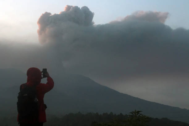 Turista na região do vulcão 
| Reprodução/Adi Prima/Getty Images Embed