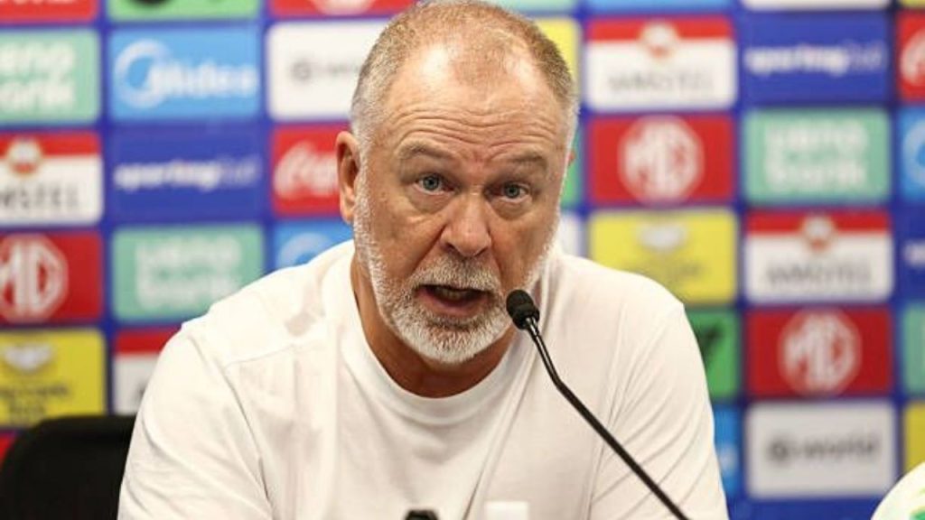 Mudança de comportamento de jogadores preocupa Mano Menezes: “muito distante do futebol”