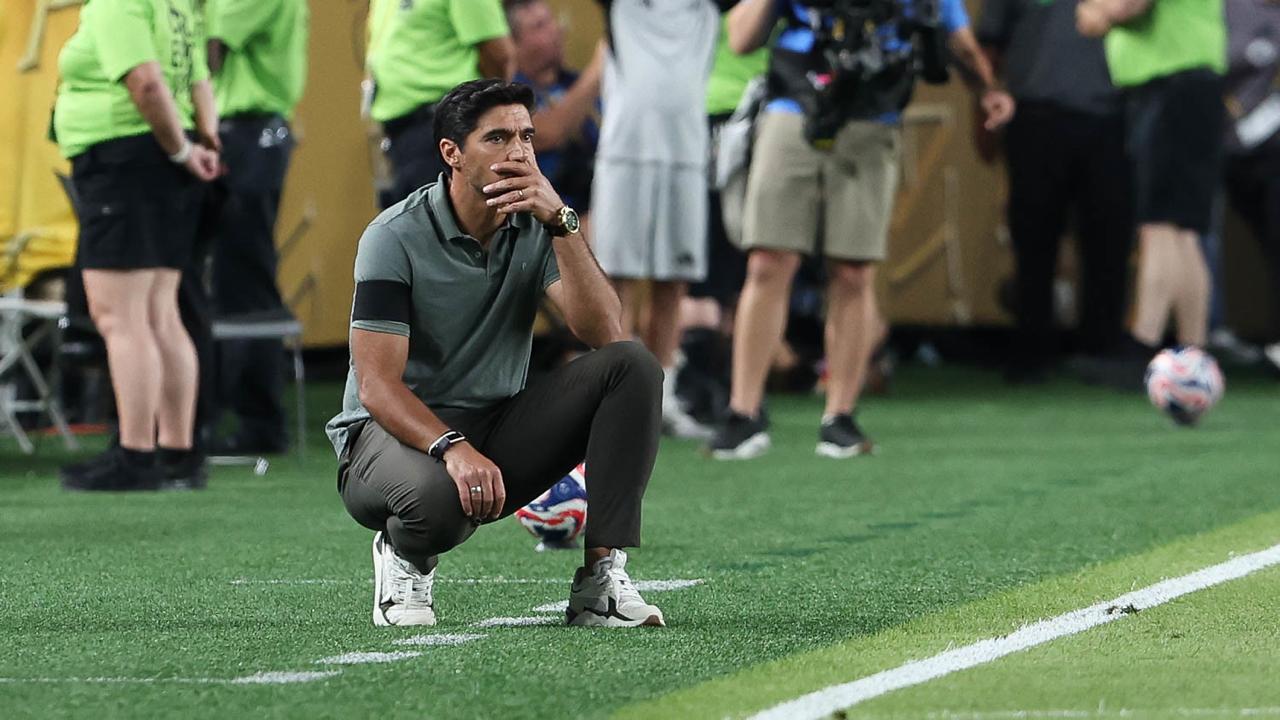 Abel Ferreira pensativo em partida de eliminação do Palmeiras | Reprodução | Cesar Greco | Palmeiras