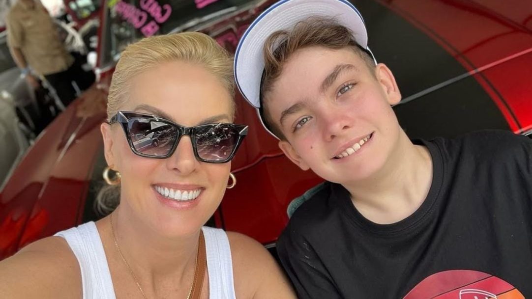 Ana Hickmann comemora volta do filho após férias com o pai