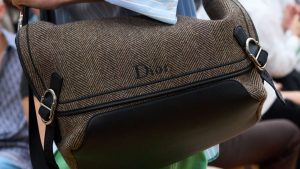 Dior aposta nas bolsas masculinas sob olhar de Jonathan Anderson