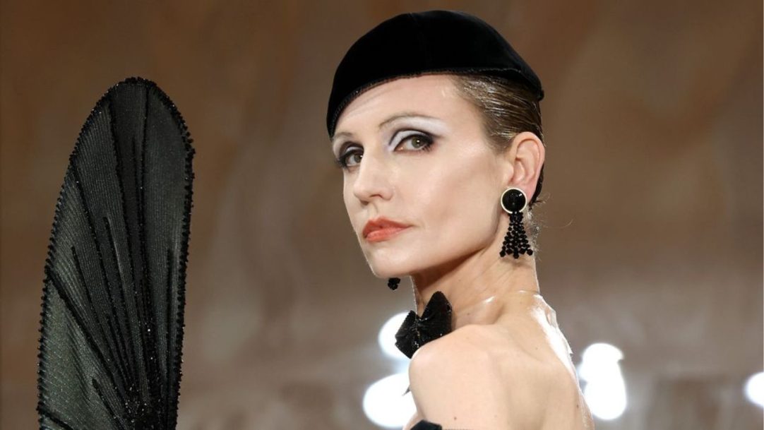 Beleza gráfica e precisão milimétrica marcam inverno 2025 da Armani Privé