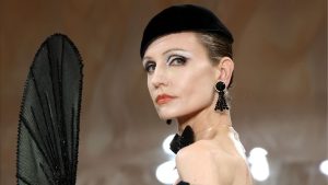 Beleza gráfica e precisão milimétrica marcam inverno 2025 da Armani Privé