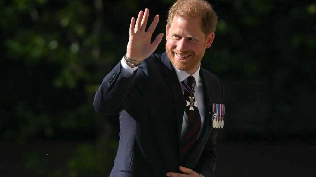 Príncipe Harry tenta reconciliação e compartilha agenda com Charles 3º e William