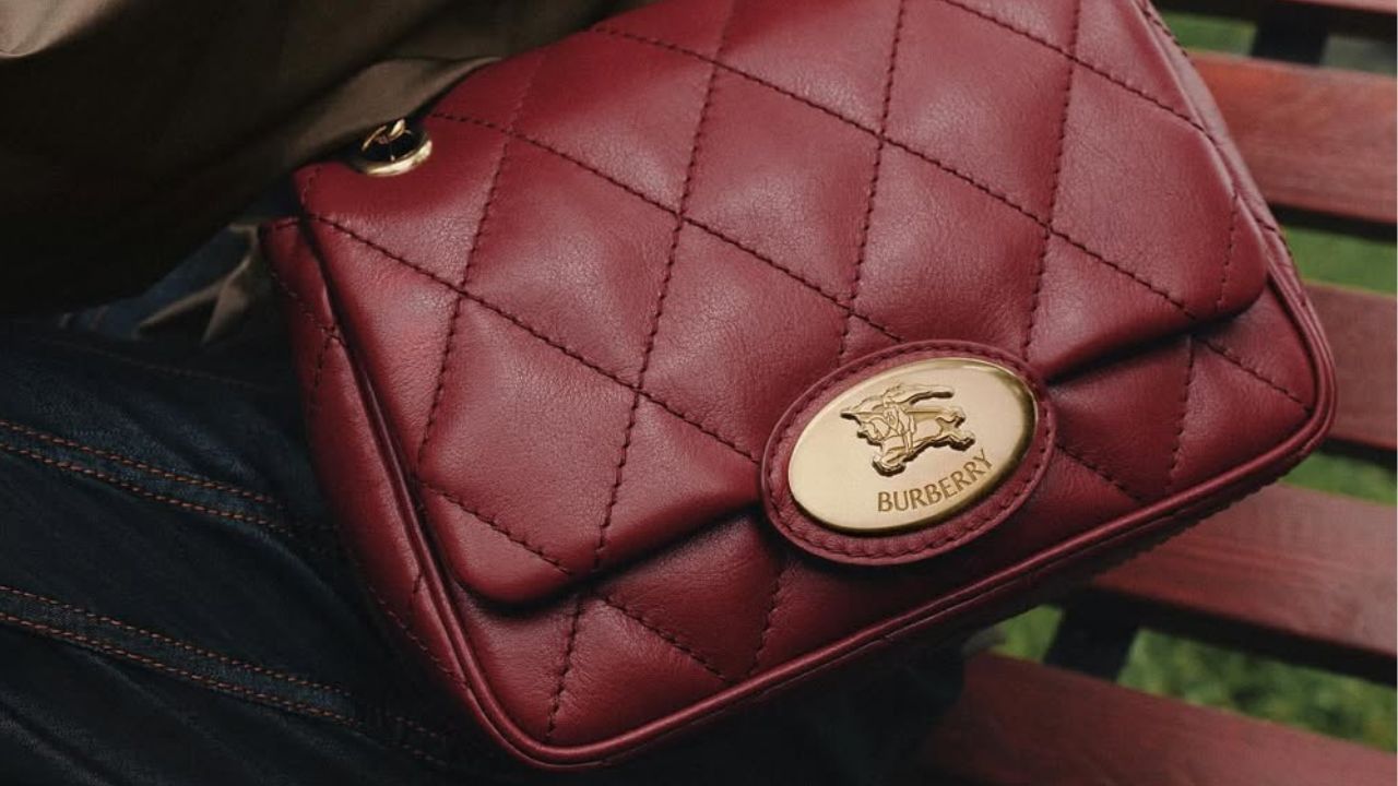 Bolsa da coleção "Love, unexpected" da Burberry | Reprodução/Instagram/@burberry