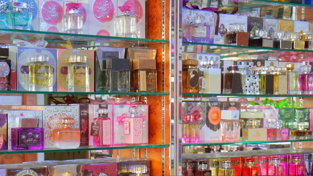 Perfumes árabes encantam o mundo com fragrâncias intensas, luxo visual e tradição milenar