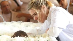 Carolina Dieckmann deixa cerimônia de cremação de Preta Gil visivelmente abalada