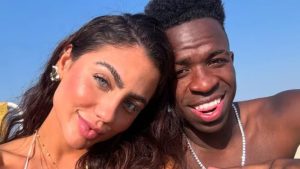 Catherine Bascoy posta foto com Vini Jr curtindo a praia