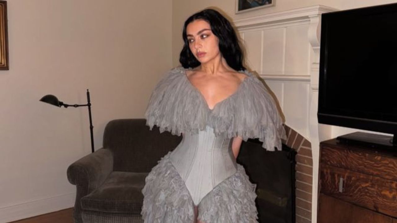 Charli XCX usa um vestido curto em seu casamento | Reprodução/Instagram/@charli_xcx