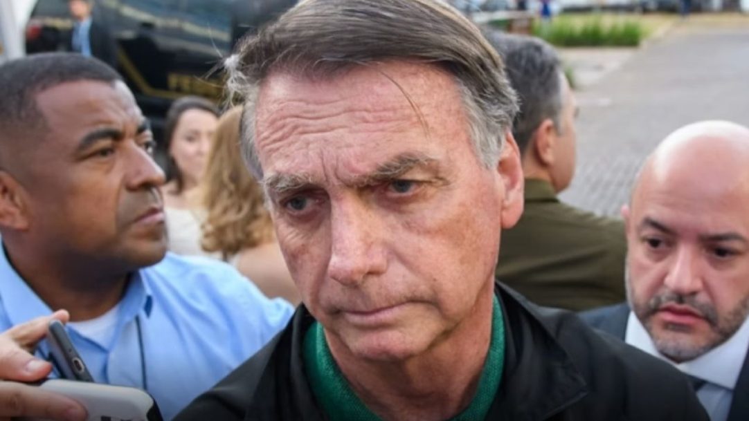 Moraes ordena que Bolsonaro passará a usar tornozeleira além de outras restrições