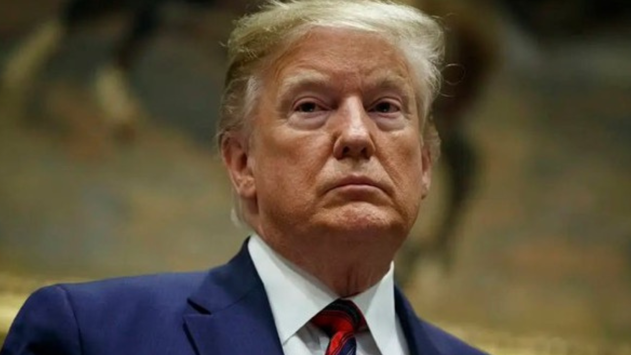 Donald Trump em conferência | Reprodução/x/@nostrendsbrasil