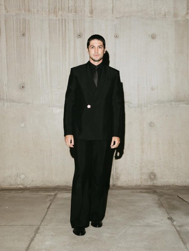 Gabriel Leone usa look da Louis Vuitton em cerimônia do Prêmio Grande Otelo