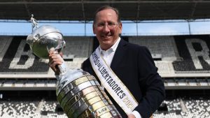 Textor procura novo técnico e amplia lista de trocas no Botafogo