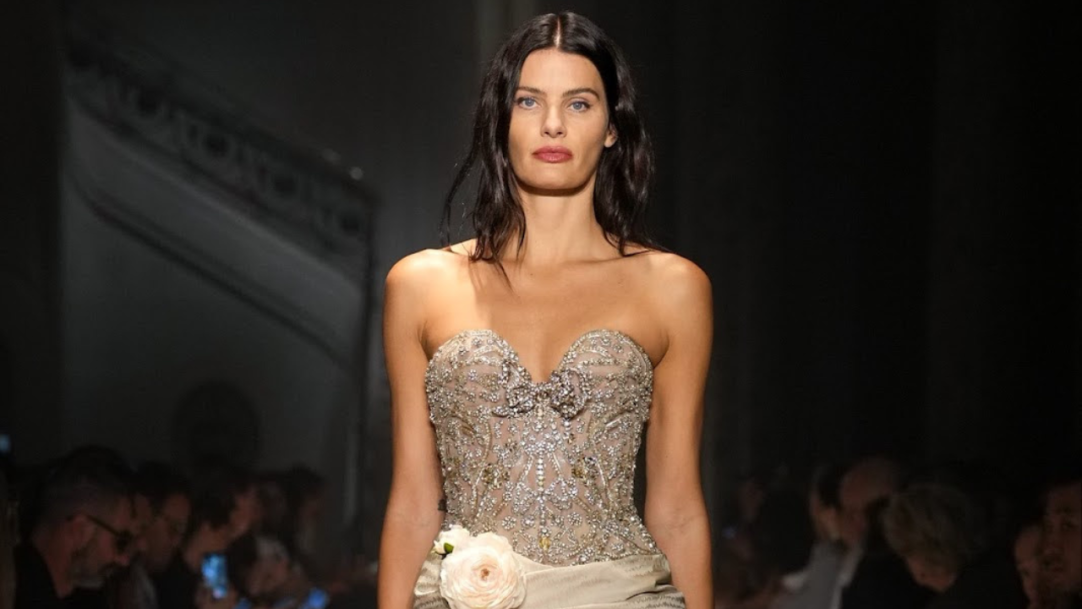 Isabeli Fontana se inspira em Maria Antonieta para desfilar coleção de Alta-Costura de Elie Saab, em Paris