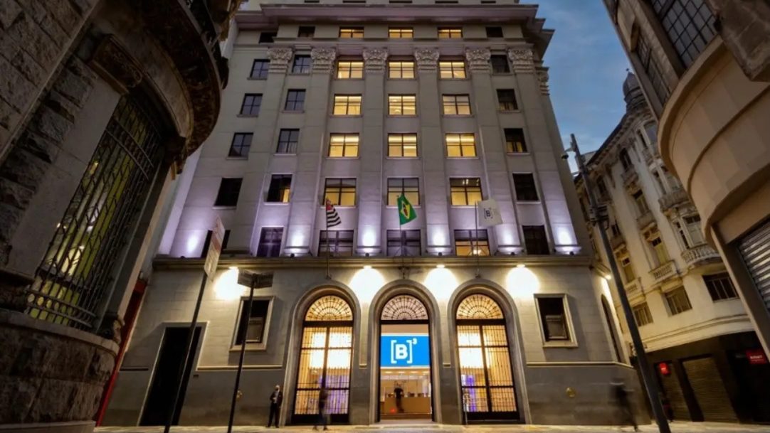 Ibovespa volta a subir e dólar fecha em queda nesta segunda-feira