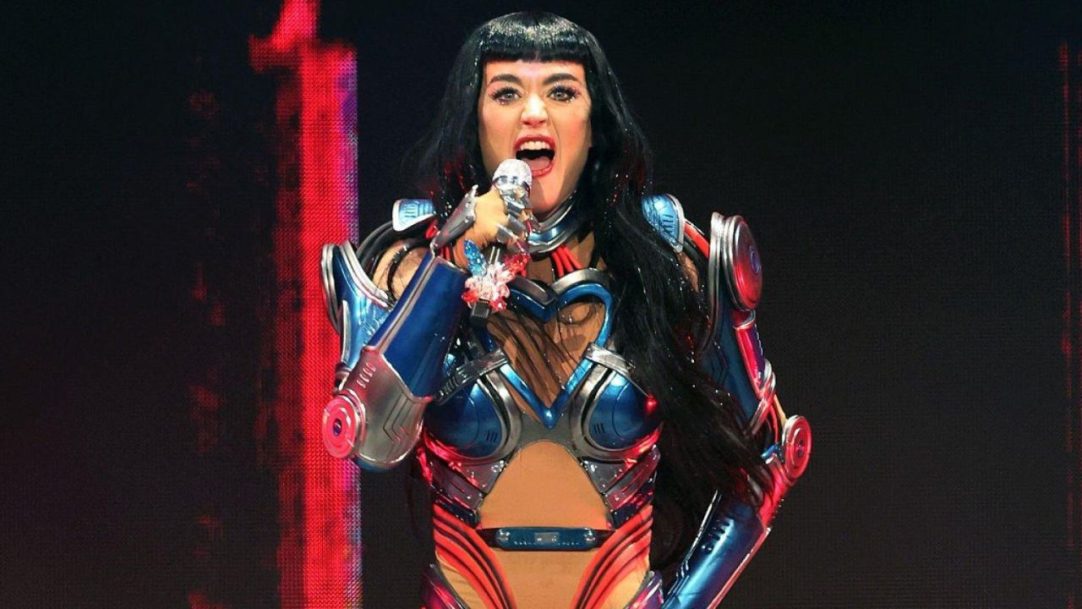 Katy Perry se arrisca em show e quase cai de estrutura