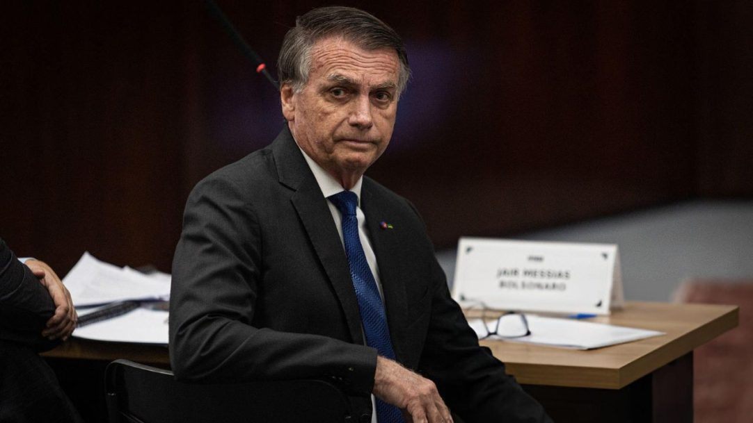 Bolsonaro nega envolvimento em golpe e defende que Eduardo permaneça nos EUA