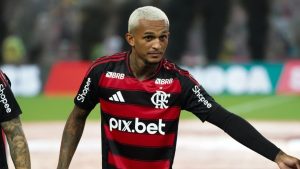 Wesley chega à Roma e é acolhido por torcedores no aeroporto