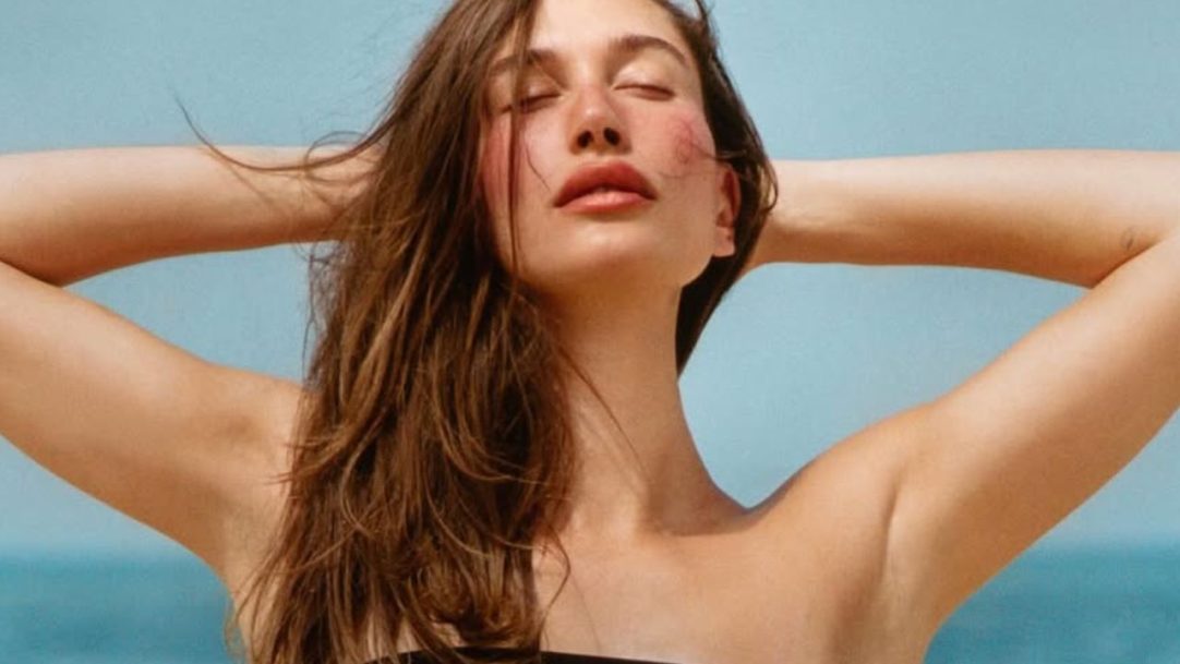 Hailey Bieber divulga corrente corporal para carregar lip balm