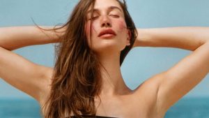 Hailey Bieber divulga corrente corporal para carregar lip balm