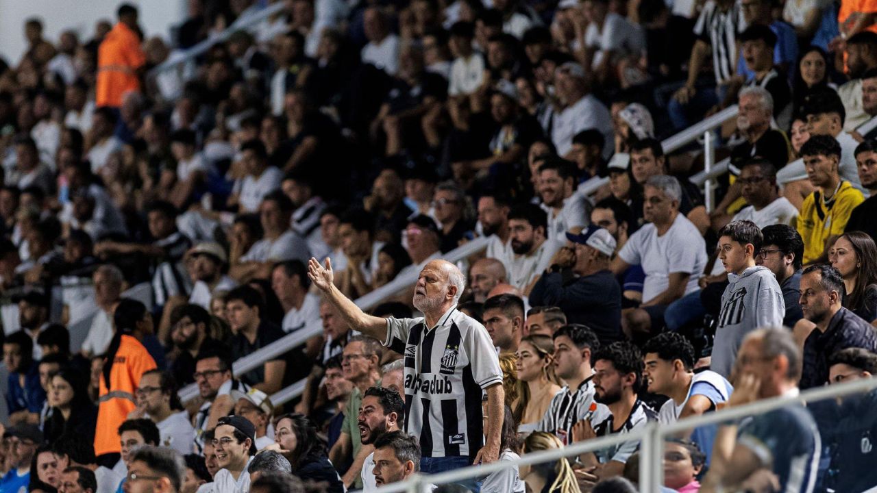 Santos é multado após jogo que ficou marcado por confusão entre a torcida e a PM, na Vila Belmiro I Reprodução/ 	Eurasia Sport Images/ Getty Images Embed