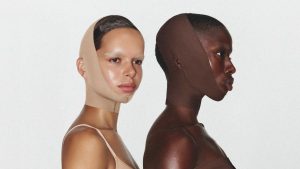 Marca Skims de Kim Kardashian lança faixa modeladora facial