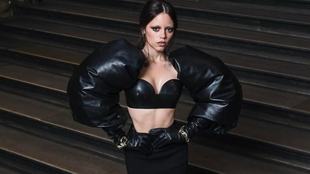 Jenna Ortega aposta em visual da Givenchy para festa de lançamento da nova temporada de “Wandinha”