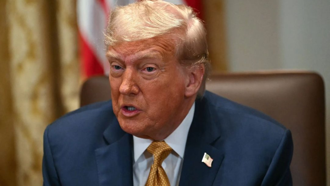 Trump ameaça impor tarifa de 10% a países do BRICS e amplia discurso protecionista