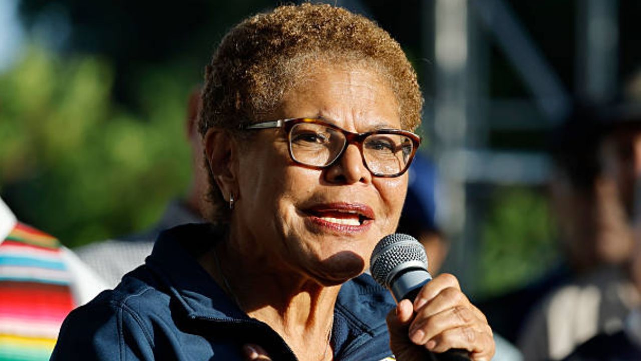 Prefeita de Los Angeles Karen Bass |  Foto/reprodução: Mario Tama/Getty Images Embed