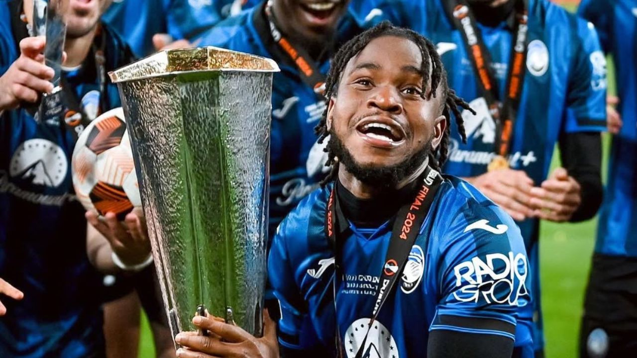 Lookman com a taça da Europa League | Reprodução/Instagram/@molalookman