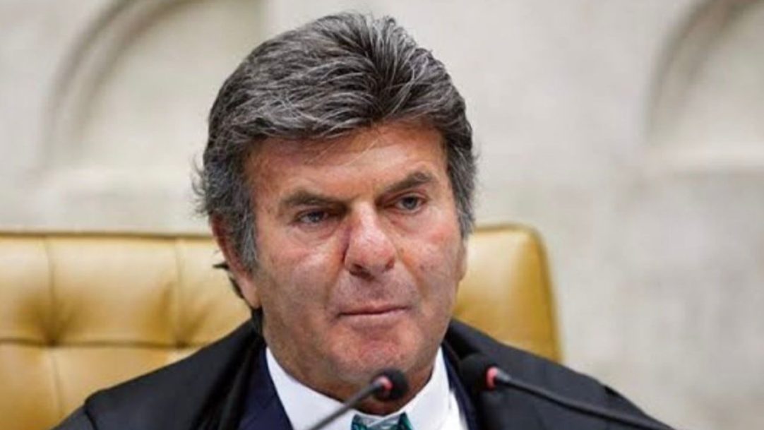 Fux discorda de Moraes e se opõe às medidas restritivas contra Bolsonaro