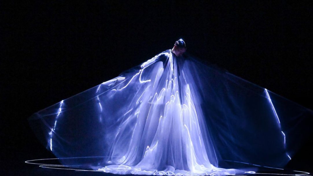 Iris van Herpen inova na alta-costura com hologramas