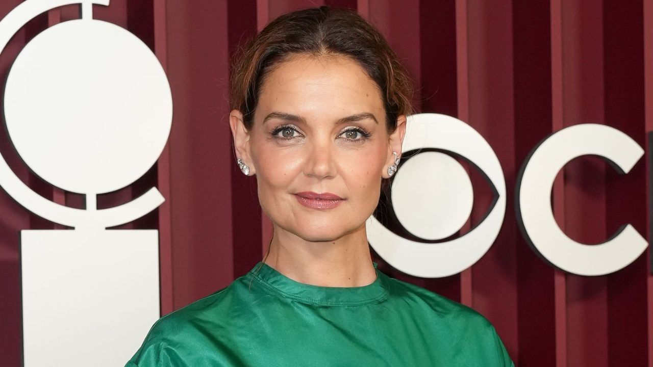 Katie Holmes no Tony Awards 2025 | Reprodução/John Nacion/ Getty Images Embed