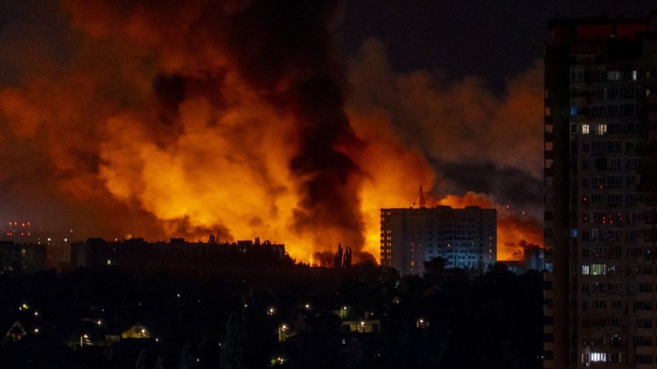 Cidade de Kiev em chamas no dia 04 de julho de 2025 | Reprodução/Oleksii Filippov/AFP