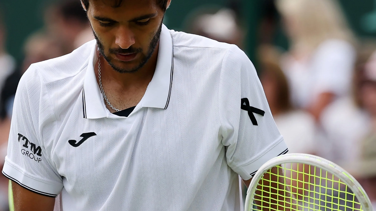 Cabral usou um laço preto de luto pela morte do jogador | Reprodução / Ezra Shaw / Getty Images Embed