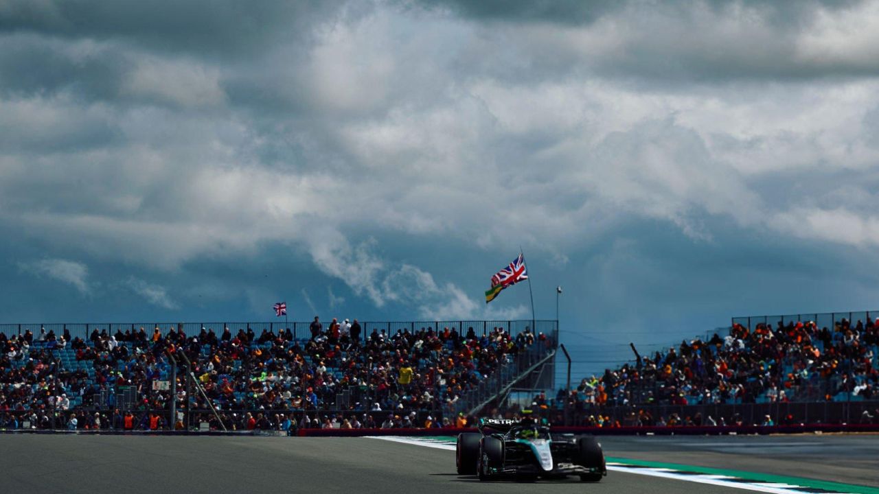 Carro de Lewis Hamilton, em Silverstone 2024 I Reprodução/ 	BENJAMIN CREMEL/ Getty Images Embed