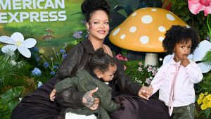 Rihanna e filhos roubam a cena no tapete vermelho da estreia de Smurfs