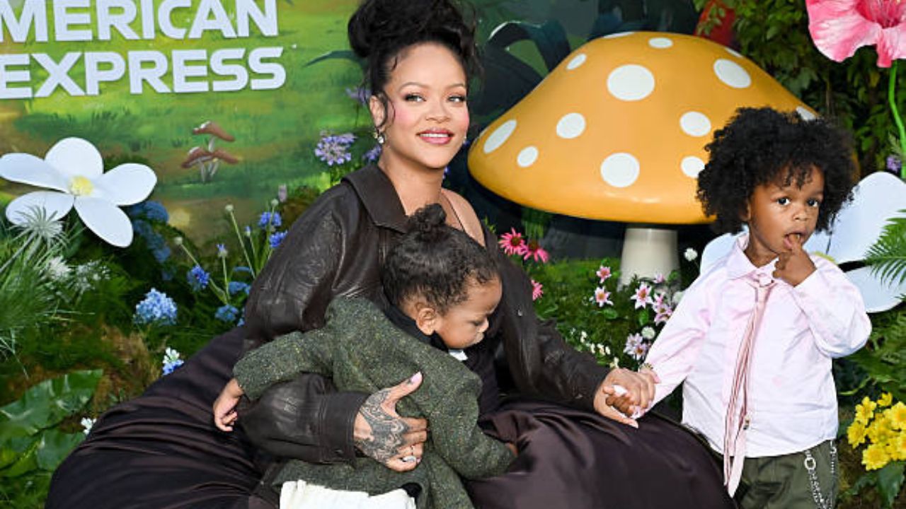 Rihanna e Filhos na estreia do "Smurfs" em Los Angeles | Reprodução/ Michael Buckner/ Getty Images Embed