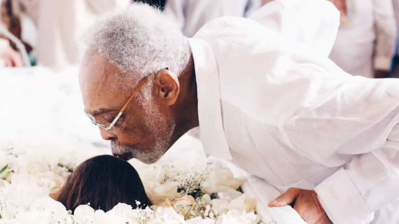 Gilberto Gil se despede de sua filha Preta Gil | Reprodução/Lia Maciel /MKT Cemitério da Penitência
